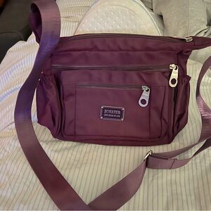Like New Soyater cross body purse